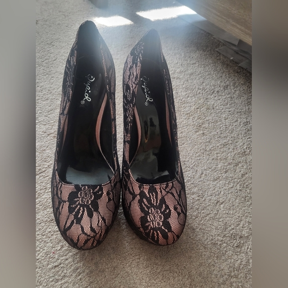 Beautiful shoes - Picture 2 of 4